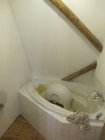 Bestmögliche Ausnutzung des Raumes in Badezimmer durch polygonale Badewanne. 