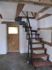 moderne, individuell geschweißte Treppe und Geländer aus Stahl mit Holzstufen